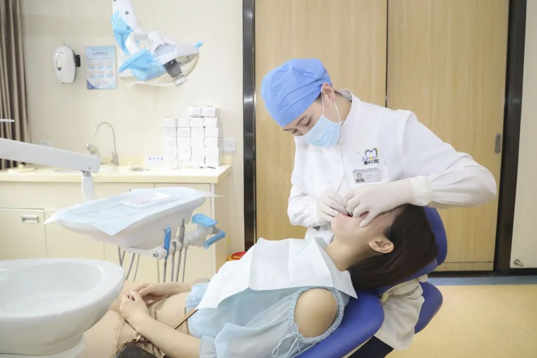 賈醫生給顧客檢查治療 (1).JPG